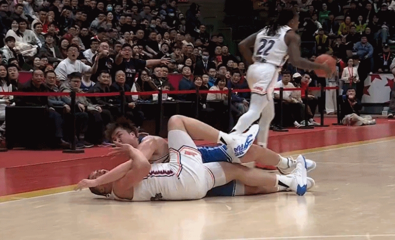 难顶?洛夫顿INS：CBA球员的犯规也太多了 他们就是一直在打人