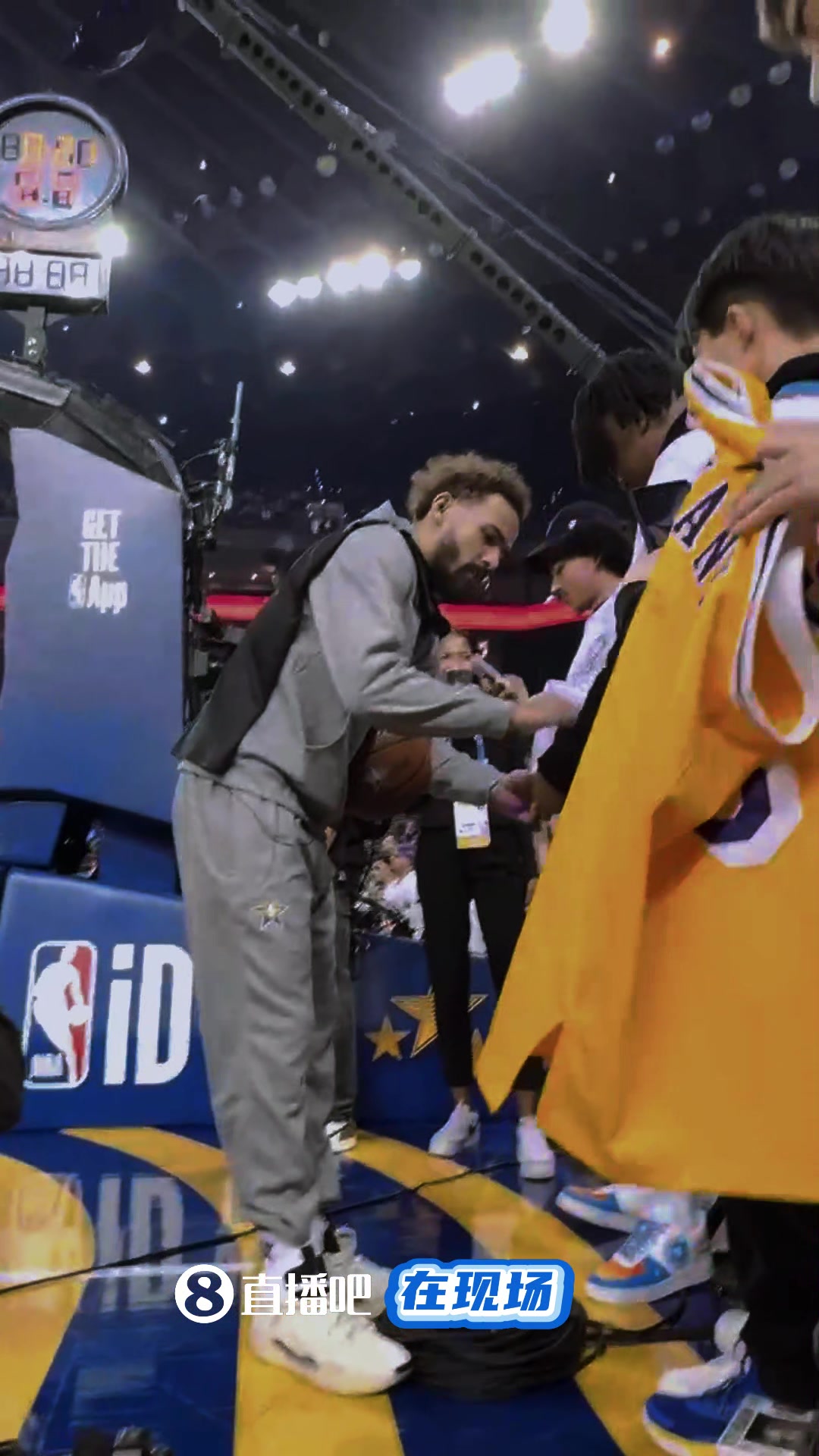 小吧抓拍?吹羊和SGA给小球迷们签名 詹科库球衣来者不拒?