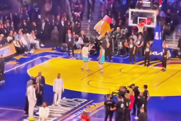 惺惺相惜?!库里&欧文俩大神交流技术动作 这不比全明星好看?