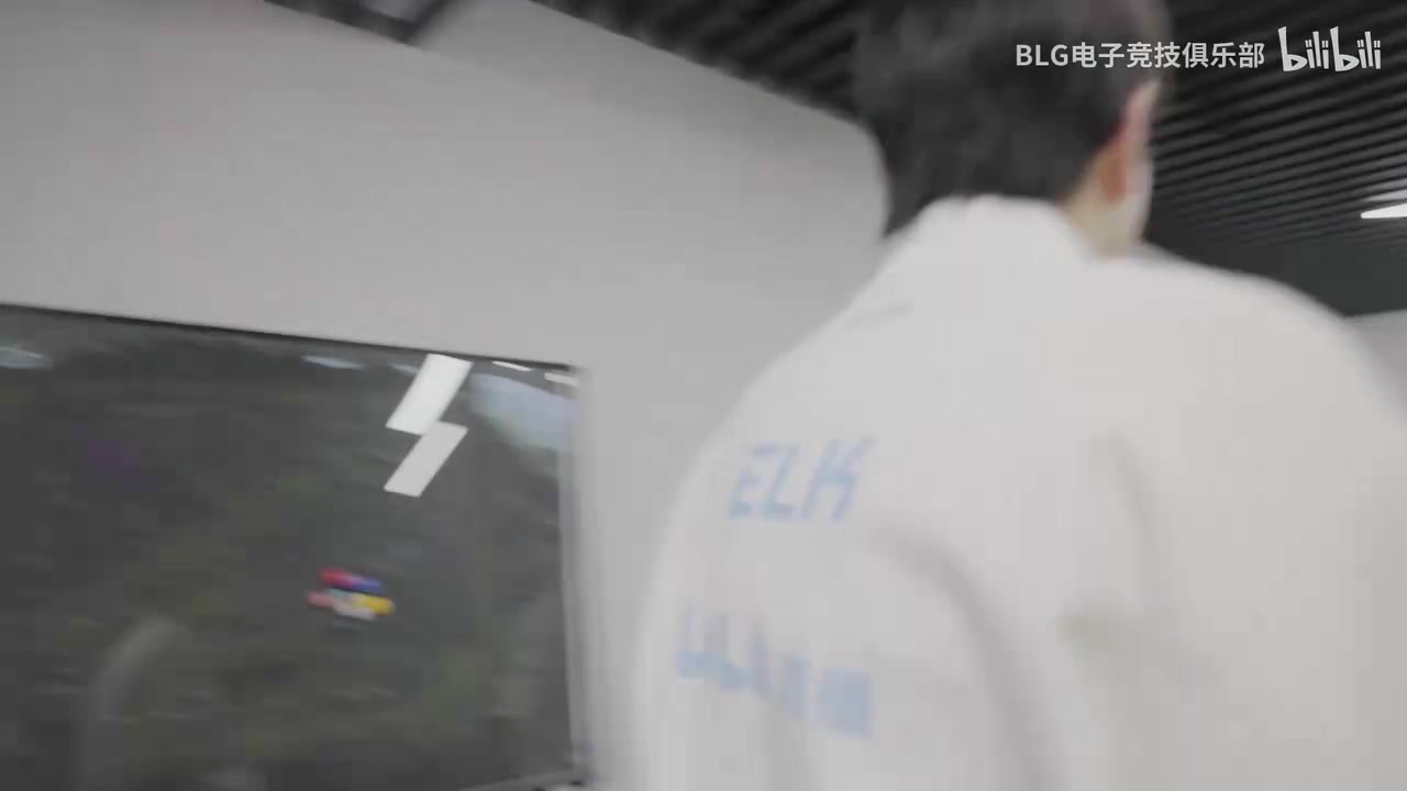 神情落寞＋无可奈何：输给TES后 BLG全员在后台情绪表现的很低落