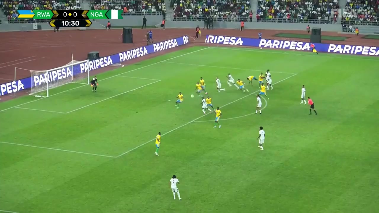 球迷问奥斯梅恩“去切尔西还是曼联”，后者笑了笑&做闭嘴的手势