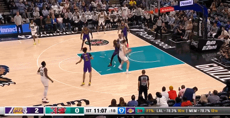 埃迪上篮后撞倒了空中的东契奇 裁判摊手表示：没犯规