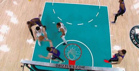 埃迪上篮后撞倒了空中的东契奇 裁判摊手表示：没犯规