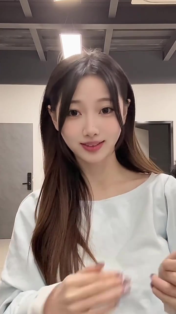 官方主持阿芙分享视频：昨日老头杯后台敷衍手势舞一则~