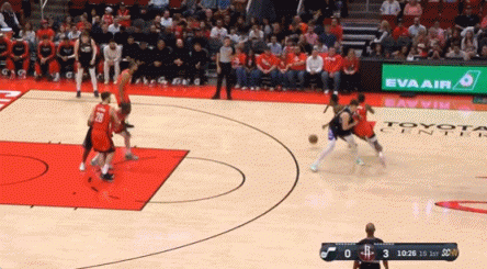 镇守篮下！凯斯勒几乎空篮要扣 阿门斜刺里杀出大帽扇飞