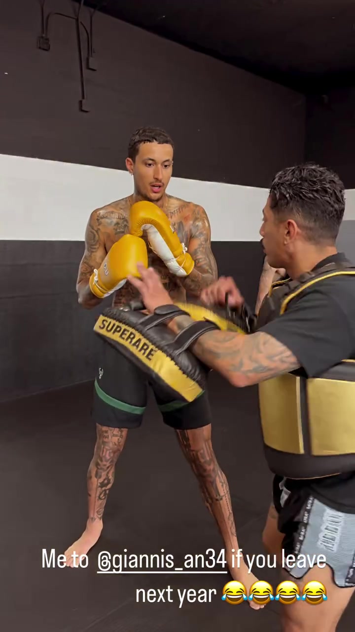 ?倒反天罡！库兹马晒拳击训练@字母哥：你敢离开雄鹿我就揍你