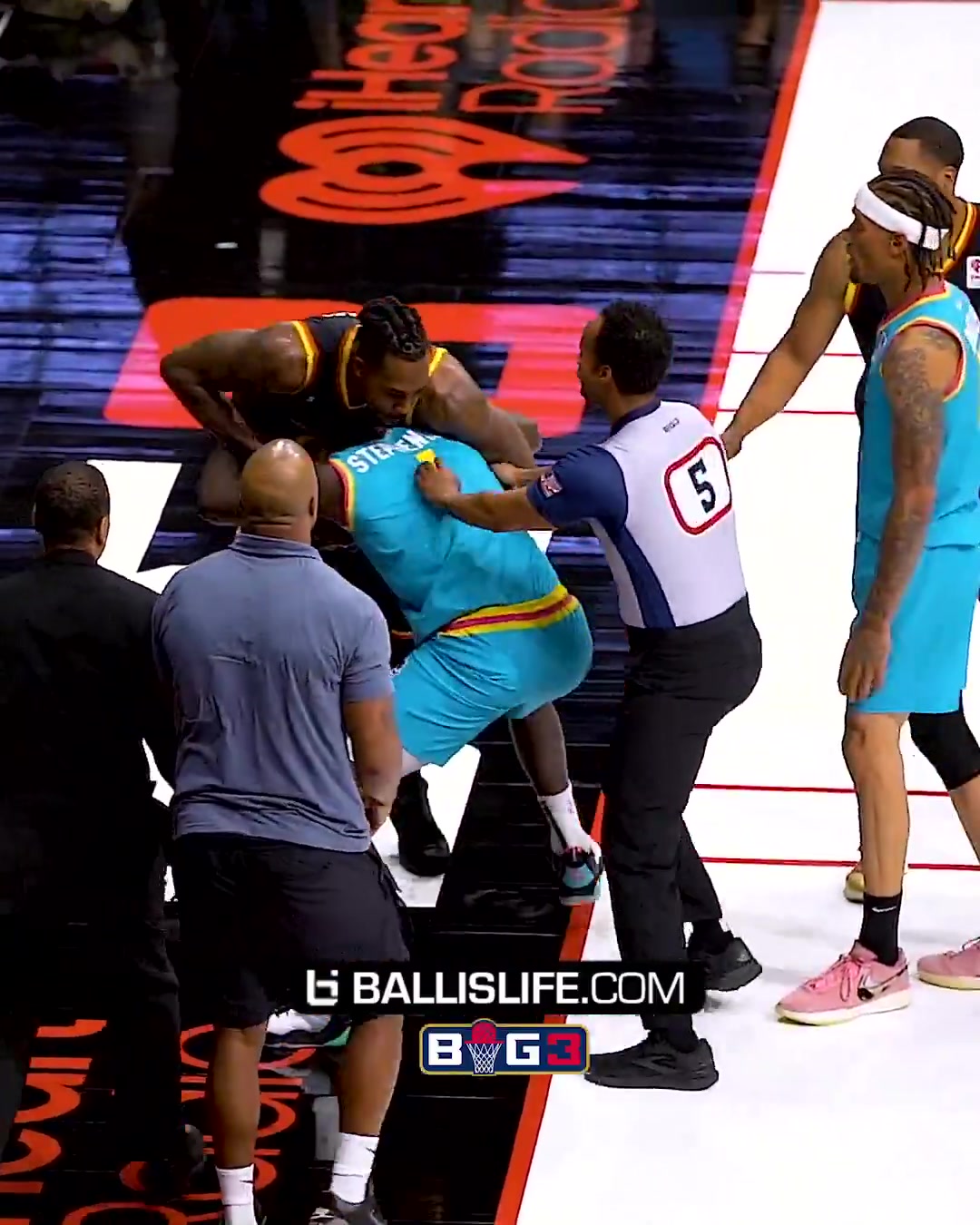 这是另外的价钱?史蒂芬森与霍华德超级大冲突 口角推搡抱摔！